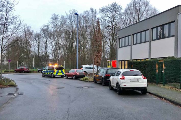 Die Kölnerin wurde bei dem Unfall schwer verletzt und musste mit einem Rettungswagen in ein Krankenhaus gebracht werden