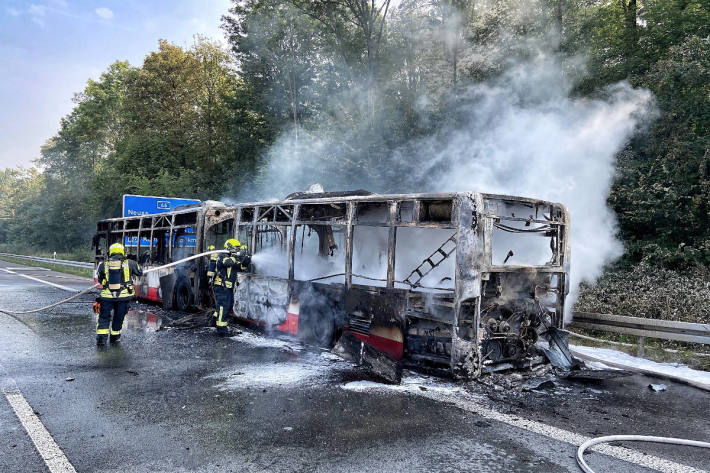 Gelenkbus brannte auf A46