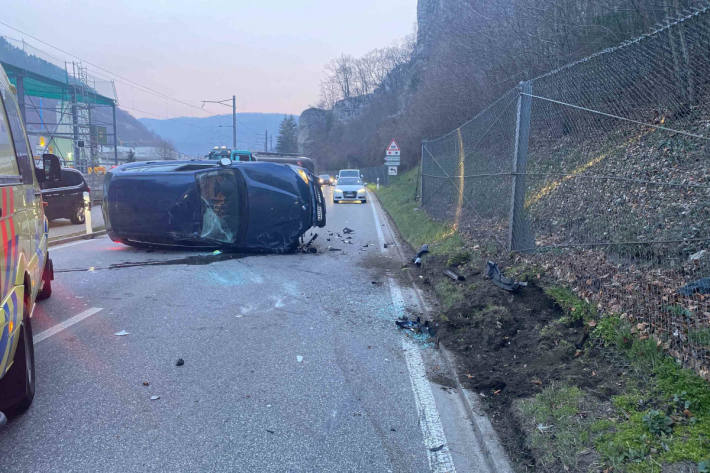 Bei Unfall in Oensingen kippte ein Auto auf die Seite