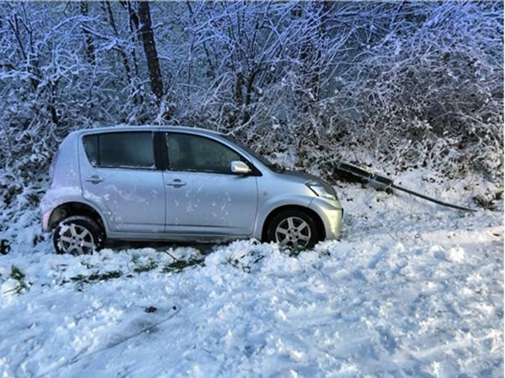 Bei schneebedeckter Fahrbahn verunfallt – 24-Jährige verletzt