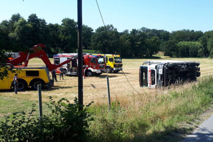 Müllwagen kippt auf die Seite