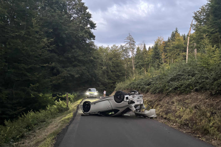 Der Pkw blieb auf dem Dach liegen.