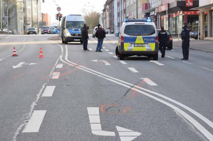 Die Polizei sicherte in Bremerhaven die Spuren des Unfalls und beschlagnahmte den Mercedes und den Audi