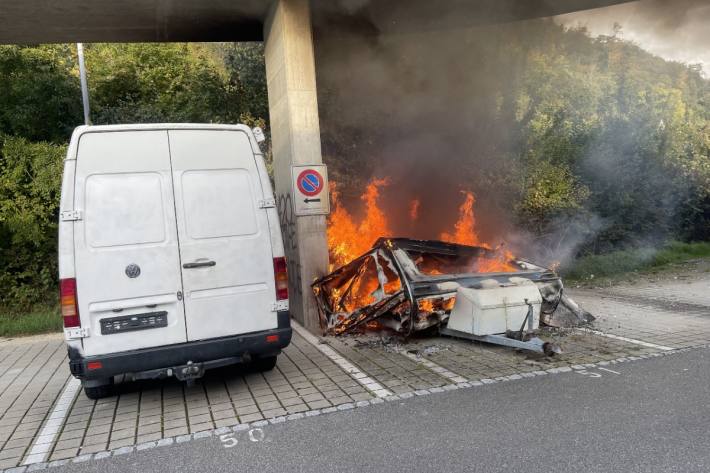 Der Wohnwagen wurde beim Brand von gestern in Liestal BL komplett zerstört.