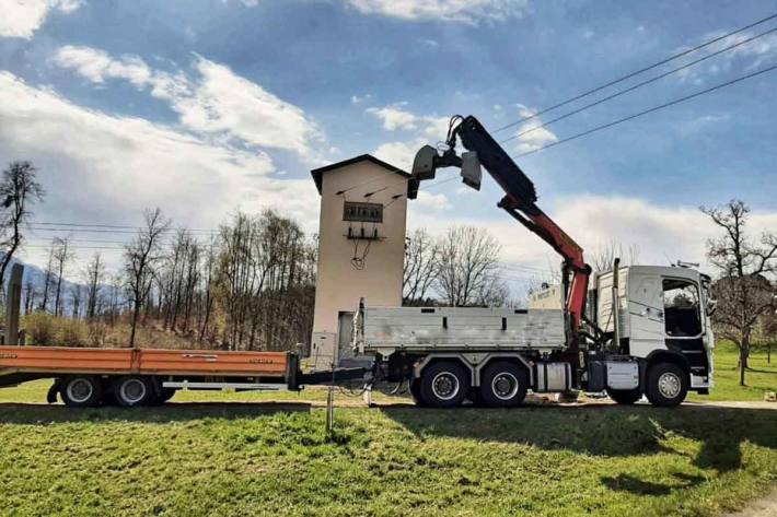 Als der 41-Jährige den ausgefahrenen Kran von der Ladefläche anhob, dürfte er die über ihm befindliche 20KV Stromleitung übersehen haben und mit dem Kran berührt haben