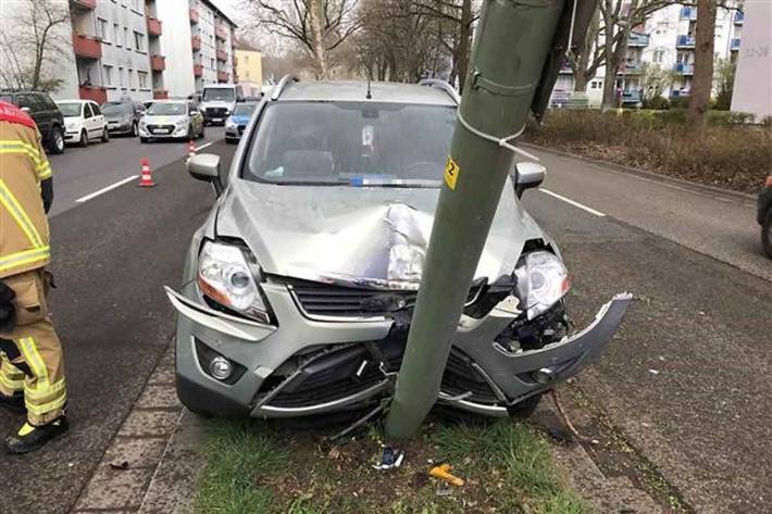 Um die beschädigte Laterne kümmerte sich in Kaiserslautern die Feuerwehr 