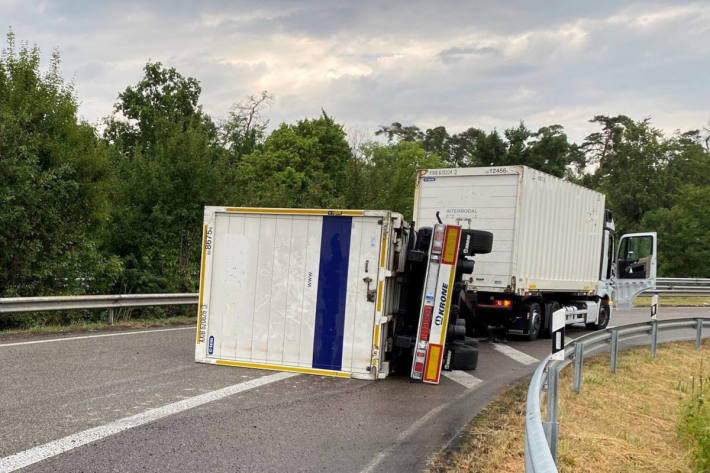 Umgestürzter LKW Anhänger auf der A61 am Autobahnkreuz Speyer