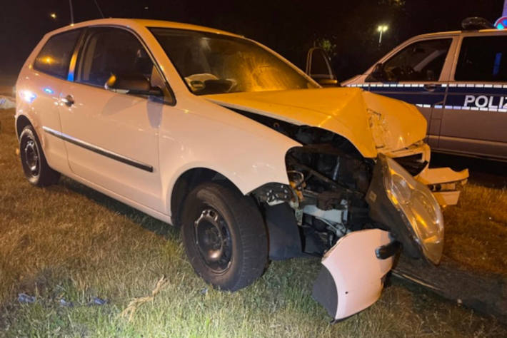 Fahrzeugführerin kommt von der Fahrbahn ab und prallt gegen Baum