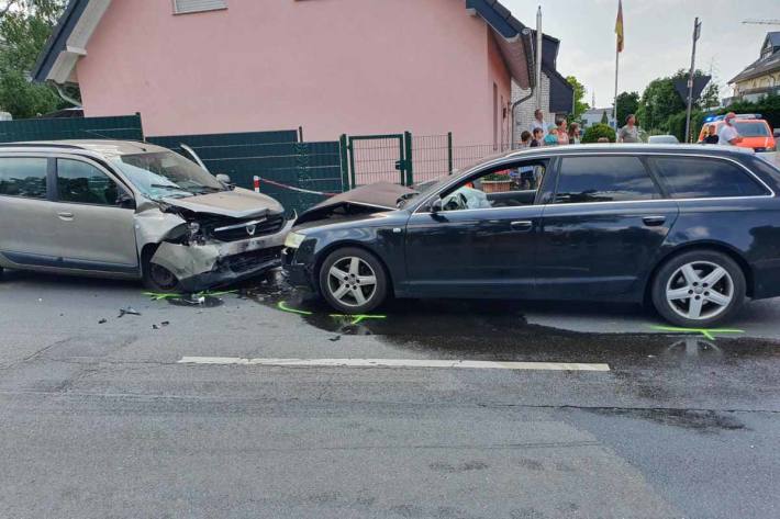 Fünf schwer Verletzte bei Frontalzusammenstoß zweier Autos in Alfter-Witterschlick