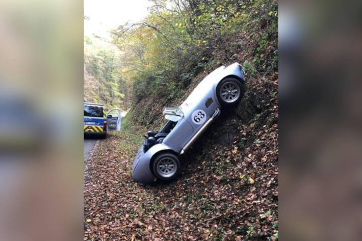 Mit Oldtimer in Hang gekracht