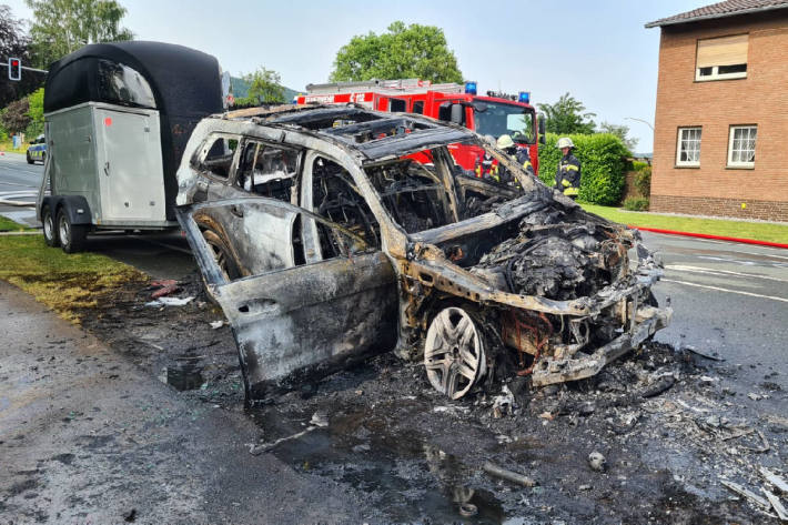 Pkw-Brand und Verkehrsunfall in Hüllhorst 