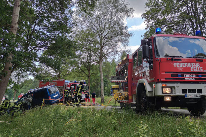 Verkehrsunfall mit eingeklemmter Person in Hustedt