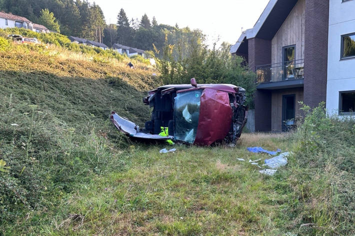 Aus bislang unbekannten Gründen kam der Pkw von der Fahrbahn ab.