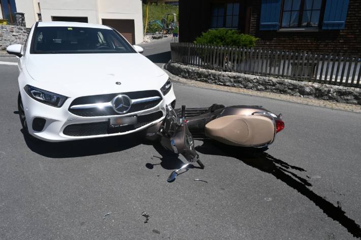 Der Motorradfahrer verletzte sich bei der Kollision heute in Triesenberg FL.