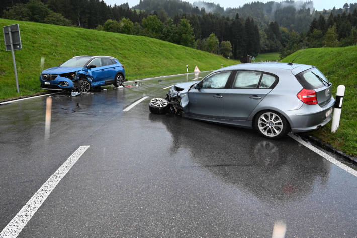 Zwei Autos frontal kollidiert