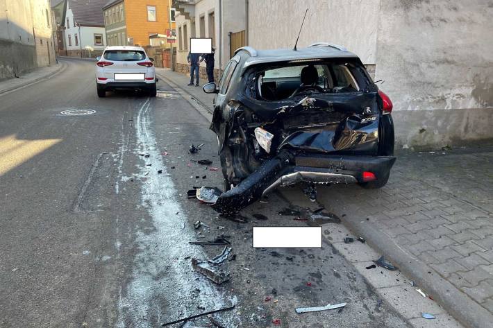 Nach Angaben des Unfallverursachers wurde er durch die Sonne in Nußbach geblendet