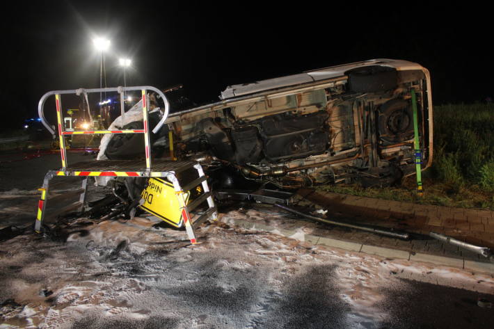 Der Unfallfahrer und die Fahrerin des Wohnmobils mussten in ein Krankenhaus gebracht werden