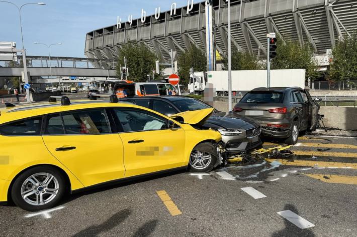 Bei der Kollision wurde eine Person verletzt.