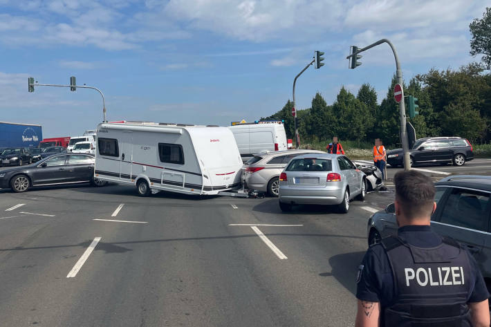 Ein Pkw fuhr bei Gelb auf die Kreuzung.