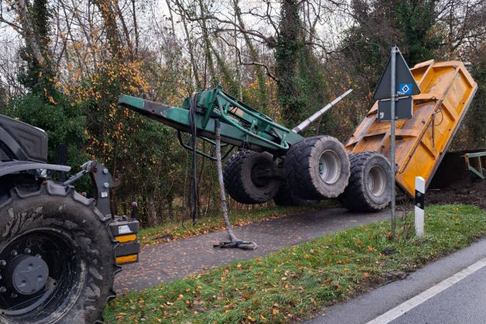 Der Anhänger kippte plötzlich während der Fahrt.