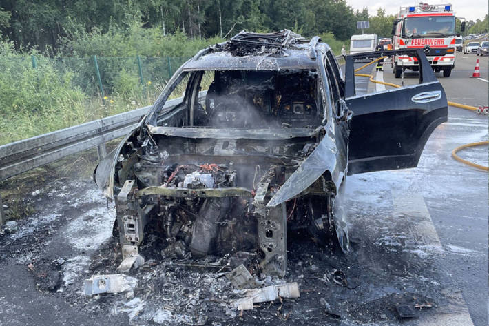 Der Pkw erlitt einen Totalschaden durch den Brand.