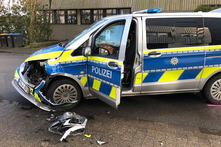 Hinzugezogene Streifenwagen versuchten in Münster den Opel zu stoppen und versperrten die Fluchtwege