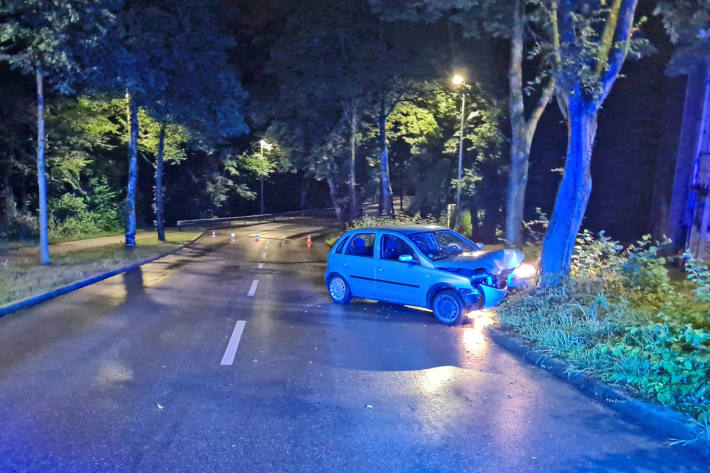 Nach Fahrfehler gegen einen Baum geprallt