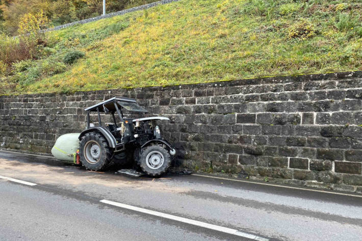 Traktor kracht in Mauer