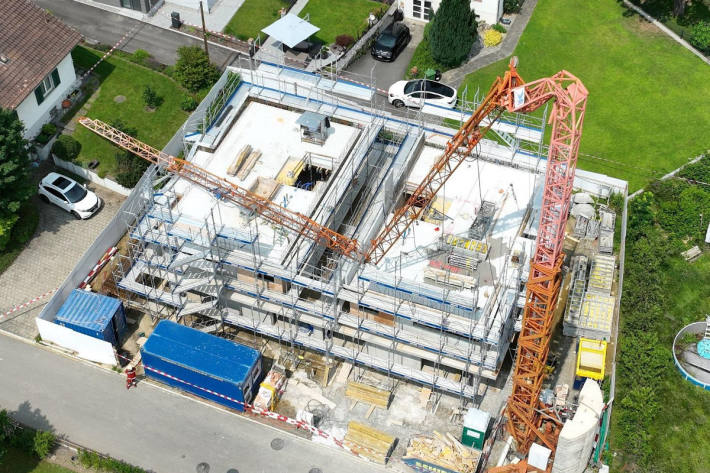 Der Kran knickt auf einer Höhe von etwa 25 Metern ein.