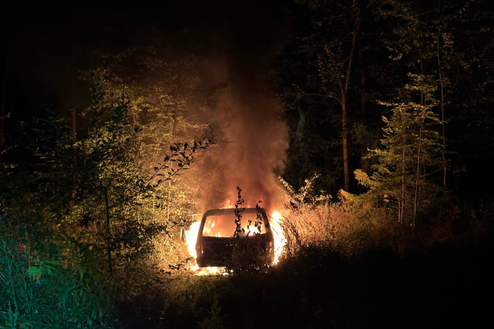 Die Polizei geht von Brandstiftung aus.