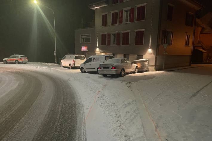 Autolenker kommt von schneebedeckter Strasse ab.