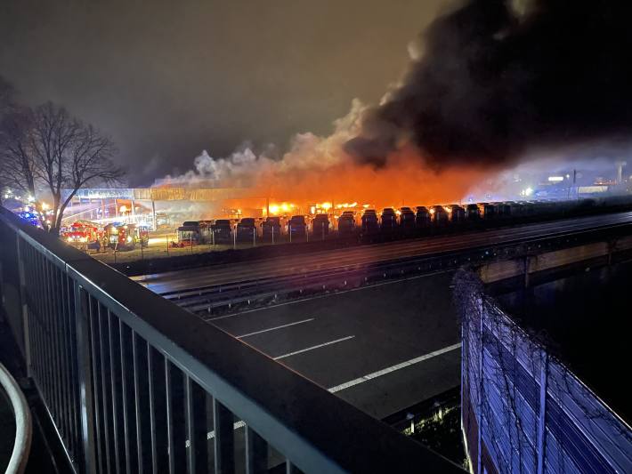 Massives Feuer vernichtet mehr als 20 Busse in Sittensen