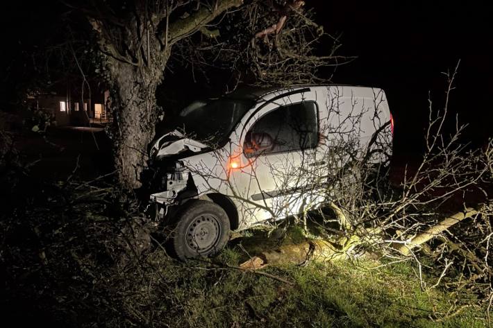 In Neukirch TG ist ein junger Autolenker verunfallt. 