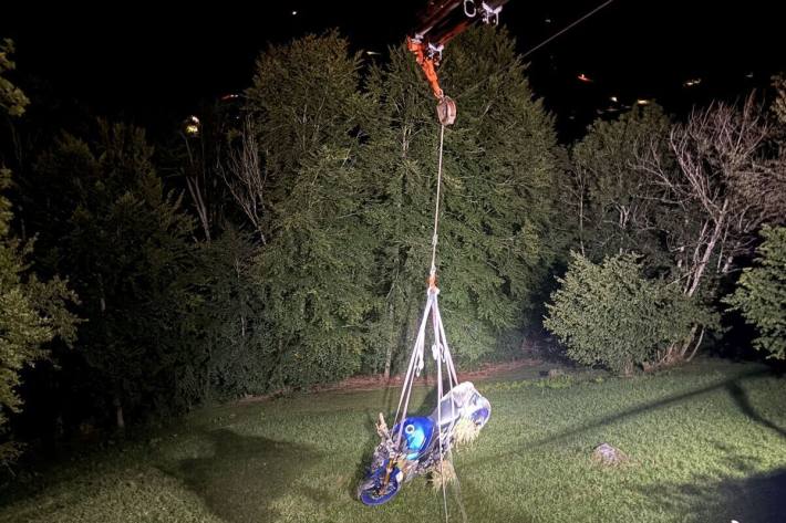 Das Motorrad rutschte einen Abhang hinunter