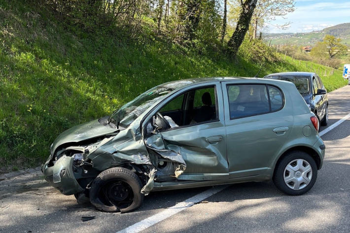 Am Auto entstand durch die Kollision mit dem Motorrad Totalschaden