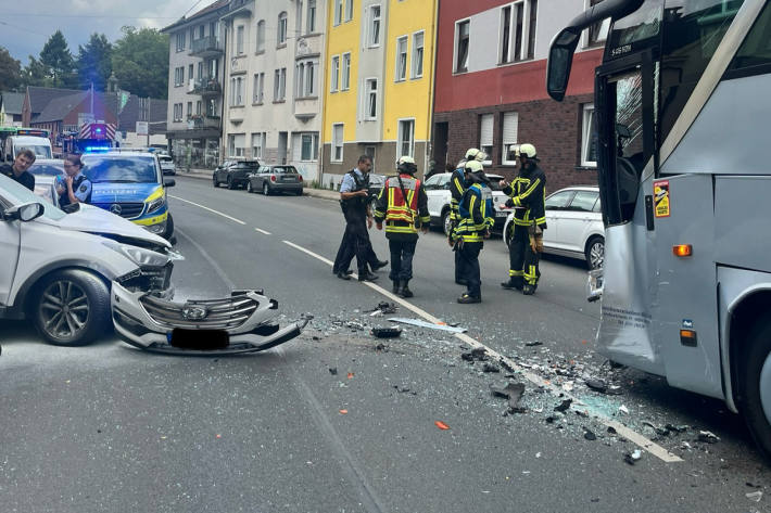 Alle fünf Insassen des Pkw wurden teils schwer verletzt.