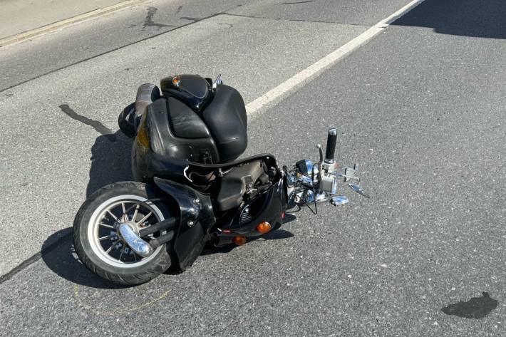 Beim Verkehrsunfall in Buchs verletzte sich der Rollerfahrer.