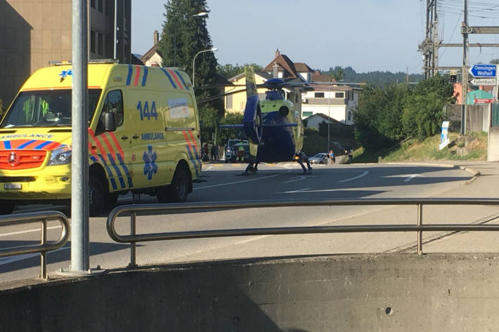 Eine Person musste mit dem Rettungshelikopter geflogen werden.