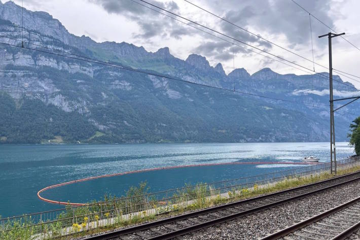  Ölsperre auf dem Walensee