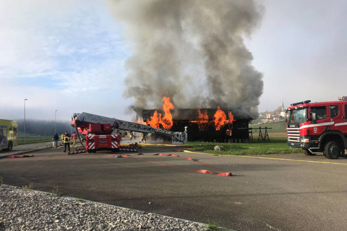 Brand in der Nähe des Flughafens von Courtedoux – Strasse während Löscharbeiten gesperrt