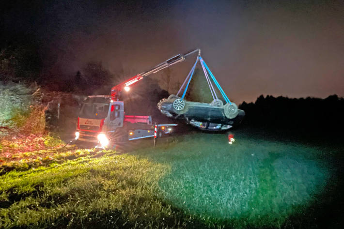 Fahrerin mit Kind im Auto überschlägt sich auf der A2