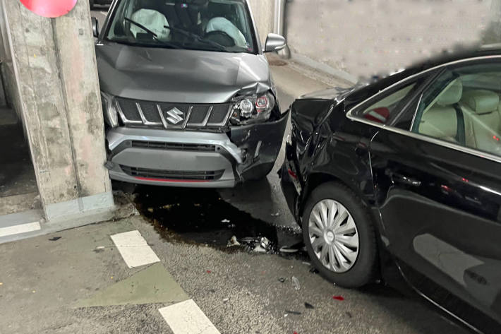 Eine Person bei Auffahrunfall in Parkhaus verletzt