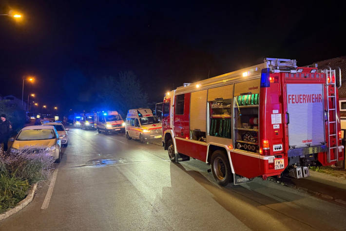 Zwei verletzte Personen wurden ins Krankenhaus gebracht.
