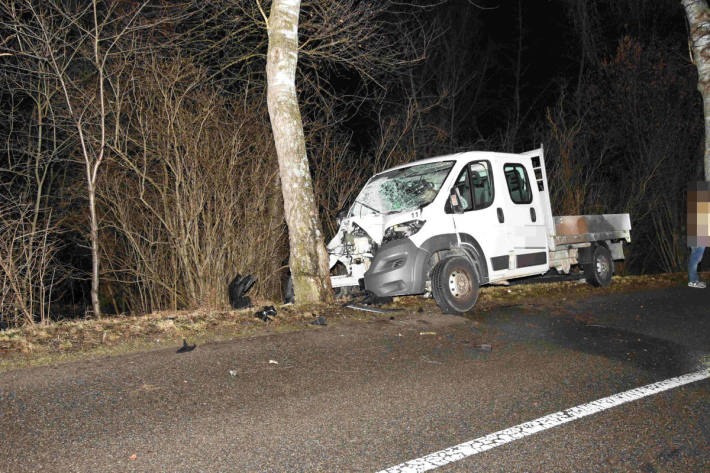 Betrunken gegen Baum gekracht in Oberuzwil