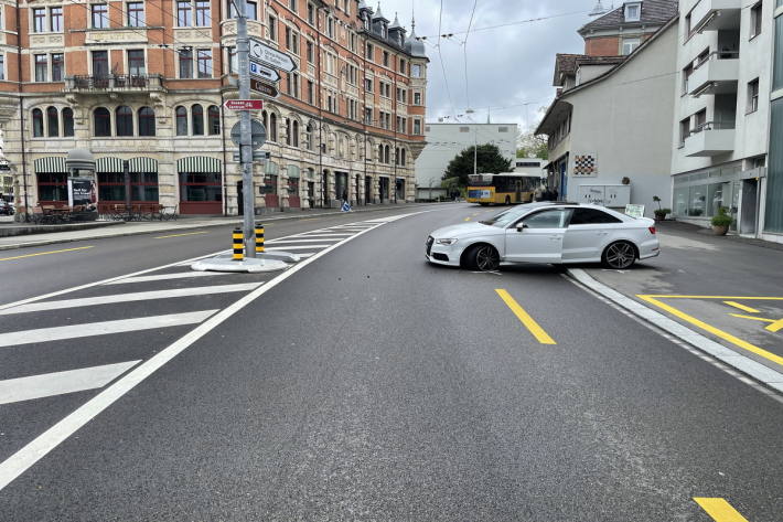 Der Lenker prallte gegen einen Verkehrsteiler