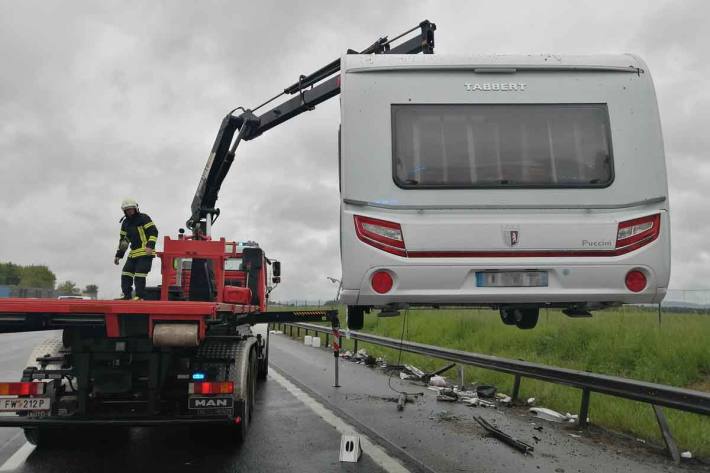 Unfall mit mehreren beteiligten Fahrzeugen auf der Autobahn