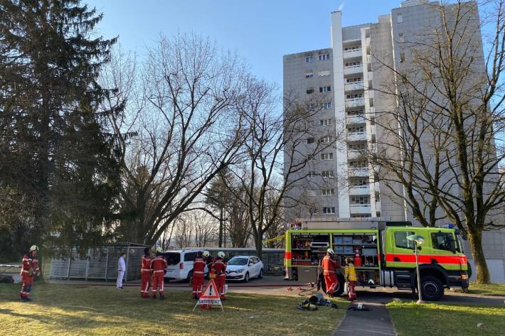 In Opfikon ZH brannte es in einem Hochhaus.