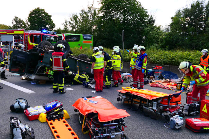 Zwei Personen bei Verkehrsunfall auf der A40 schwer verletzt