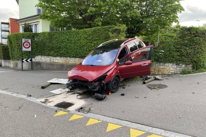 Das Auto ist nach dem Unfall ein Totalschaden