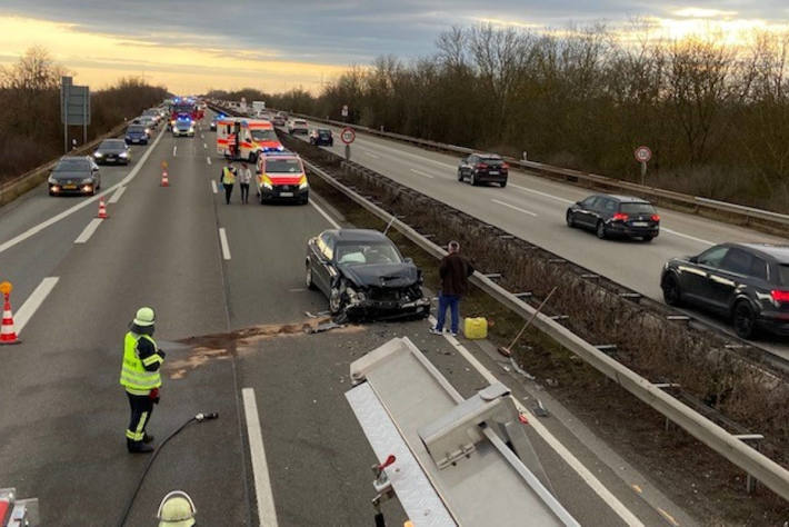 Unfall mit 4 Fahrzeugen und 6 Verletzten auf der A61